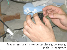 Measuring birefringence by placing polarizing plate on eyepiece
