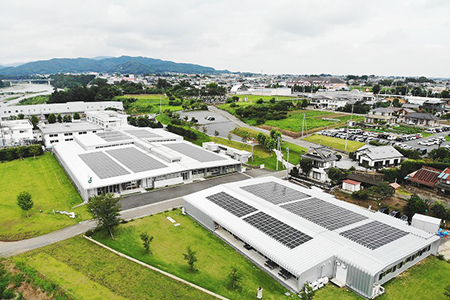 Symmetrische Solarmodule auf dem Dach eines Gebäudes, das wie ein Raumschiff anmutet.