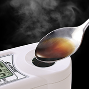 حتى مع درجات الحرارة المرتفعة يمكن قياس درجة الملوحة للحساء الساخن باستخدام طريقة PAL-SALT
