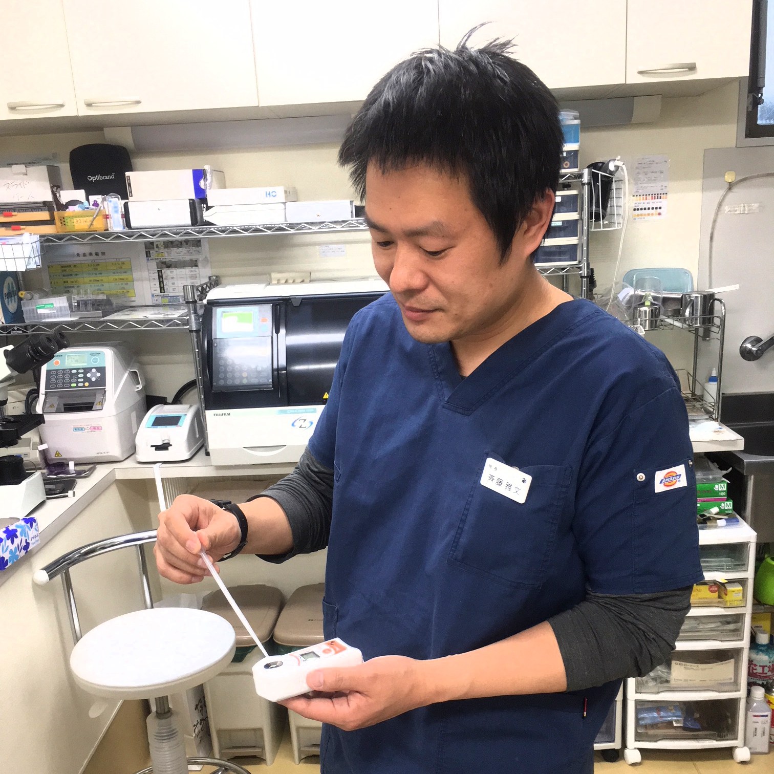 我们采访了齐藤医生，他是一位PAL-DOG&CAT尿比重计的使用者。